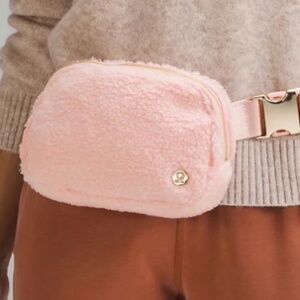 💖 NWOT Lululemon Fleece Everywhere Belt Bag | 1L | Pink Mist / Gold